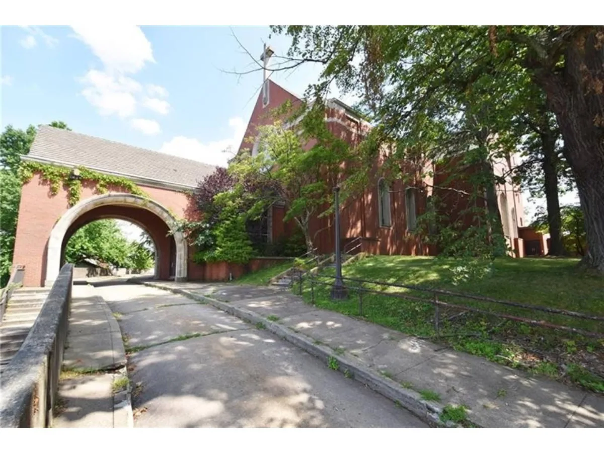 440 Ormsby