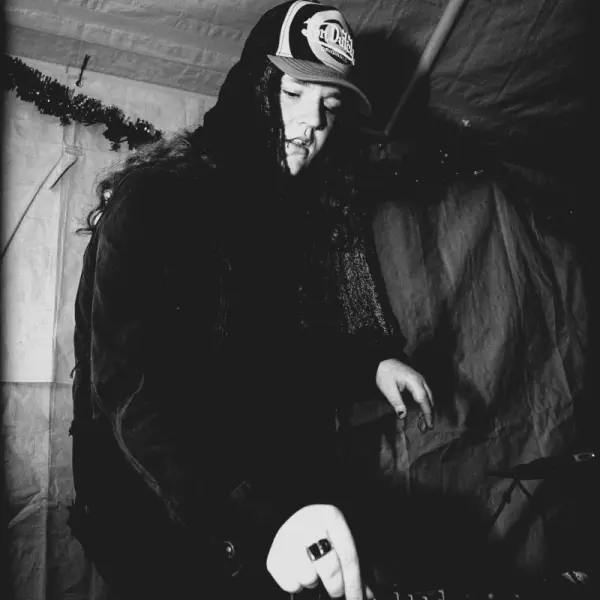 1793152031_known pains-noir heart-16-compressed.webp